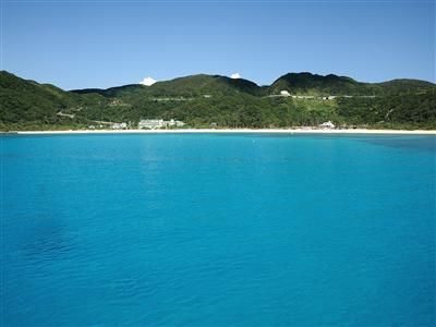 シュノーケリングのボートの上から見た集落と浜と湾内の海