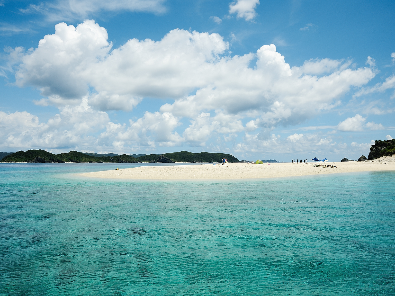 島の北側に広がる美しい砂州。写真右端の辺りから海へ泳ぎ出す 撮影/瀬戸口 靖 島の北側に広がる美しい砂州。写真右端の辺りから海へ泳ぎ出す