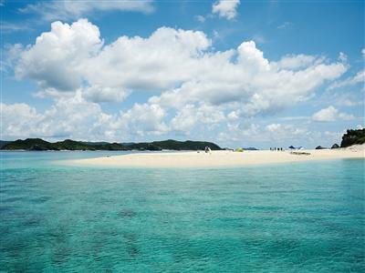 島の北側に広がる美しい砂州。写真右端の辺りから海へ泳ぎ出す