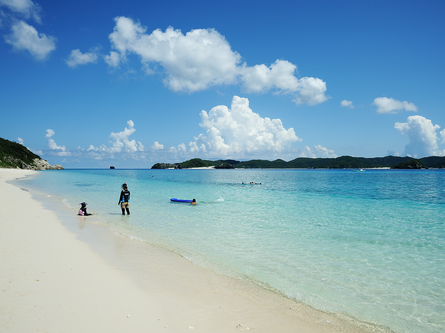 ビーチから見渡す慶良間諸島の内海が美しい。海の透明度も高い 撮影/瀬戸口 靖 ビーチから見渡す慶良間諸島の内海が美しい。海の透明度も高い