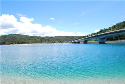 浅瀬から深いところへ。青のグラデーションが美しい。