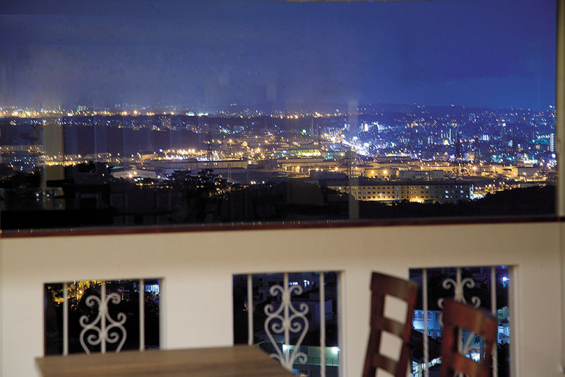 美浜とキャンプフォスターの夜景が楽しめるレストラン 美浜とキャンプフォスターの夜景が楽しめるレストラン