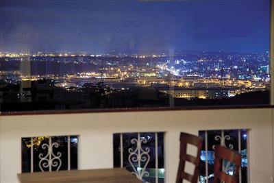 美浜とキャンプフォスターの夜景が楽しめるレストラン