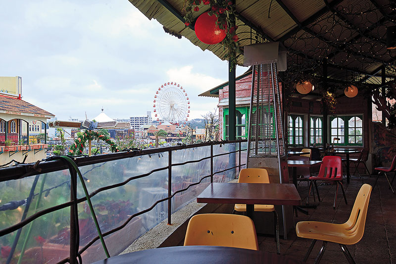テラス席は観覧車を一望できる人気席 テラス席は観覧車を一望できる人気席