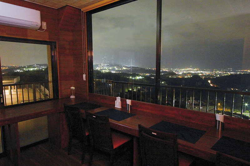 2階席の大きな窓からは海や街並みが広がる 2階席の大きな窓からは海や街並みが広がる