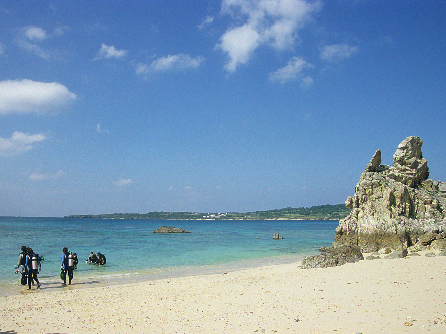 写真右側が“ゴリラチョップ”の岩。この浜から海へ入る。 撮影/瀬戸口 靖