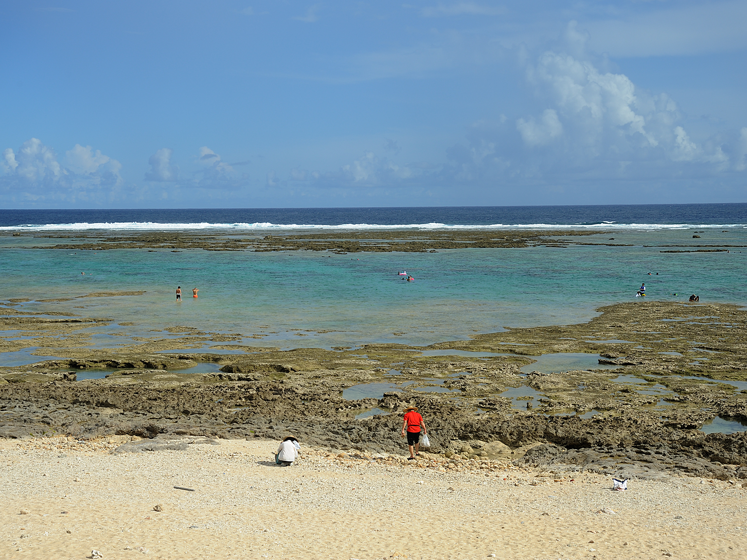 浜と沖の白波が立つリーフの間がイノー(礁池)。ここで泳ぐ。 撮影/瀬戸口 靖