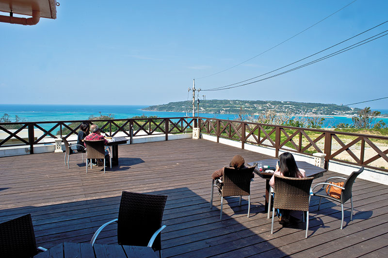 テラス席のすぐ先に見える景色が圧巻 テラス席のすぐ先に見える景色が圧巻