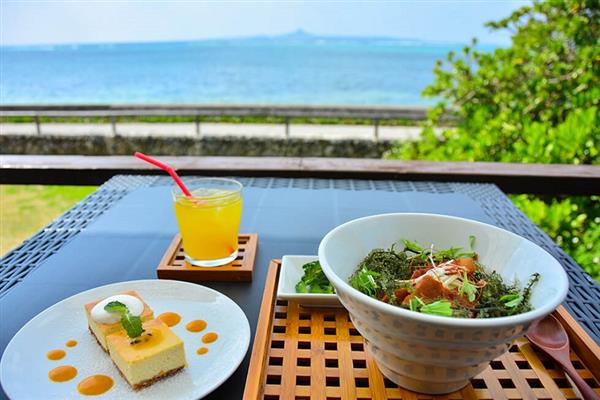 水平線に横たわる伊江島を一望できる