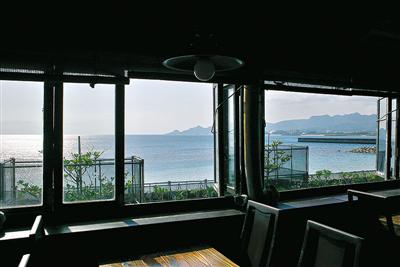 太陽が水平線に沈むひと時を堪能することができる店