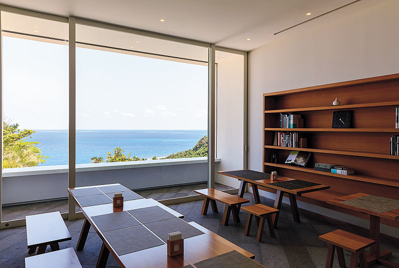 白い外壁が高級感溢れるカフェ 白い外壁が高級感溢れるカフェ