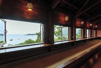 2階席からはサンゴ礁の海を見渡せる店内
