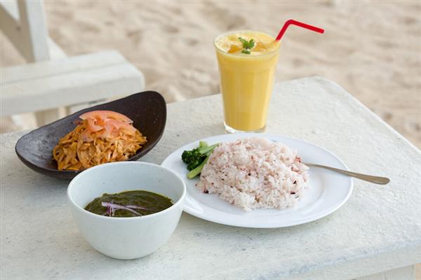 新原ビーチ（みーばるビーチ）の食堂かりかで昼食