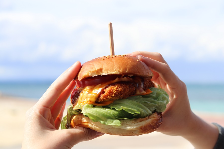 海を見ながらお店自慢のハンバーガーをかぶり！