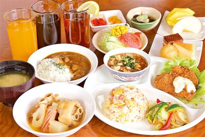 和洋中料理が並ぶお手軽ランチ