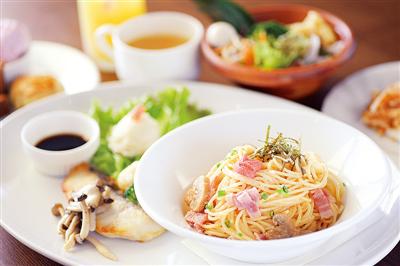 明るい光が差し込み、清々しい雰囲気に包まれた店内