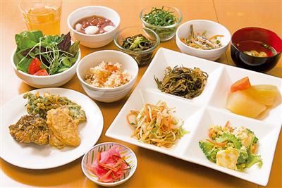 昔ながらの沖縄料理が味わえる店