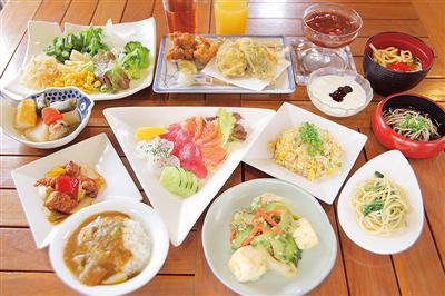 常時30種類そろっている和洋折衷の料理