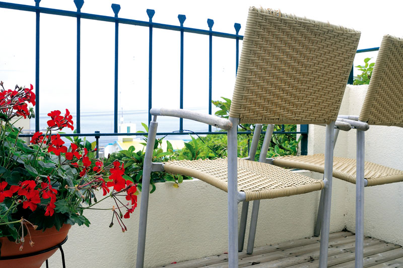 潮風が心地よいテラス席からは、遠く伊江島を望む青い海が180度見渡せる。
また夕刻にはロマンチックなサンセットも 潮風が心地よいテラス席