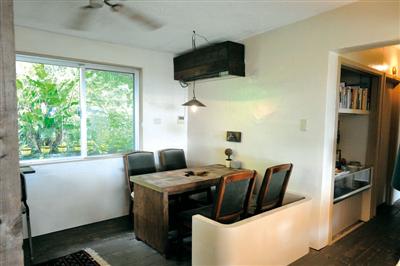 ジャズの調べが心地よい店内のテーブル席