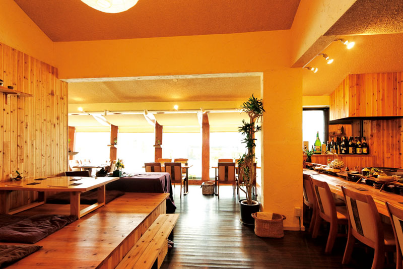 一番人気は窓際のテーブル席。外から差し込む日差しが暖かで、明るく店内を照らす。
時を忘れてのんびり過ごせる 一番人気は窓際のテーブル席。