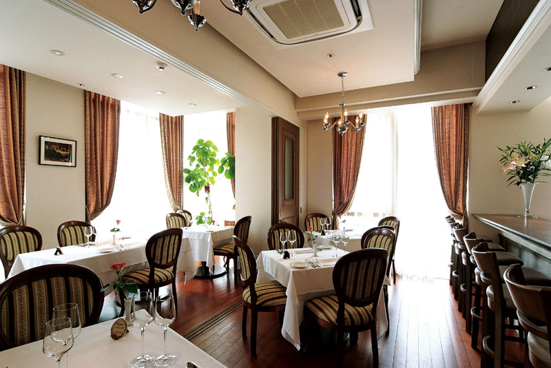 ひとりで食事を楽しむお客さんも多く、カウンター席に座って、
気がねせずにゆっくりランチタイムが過ごせると好評 気がねせずにゆっくりランチタイムが過ごせると好評