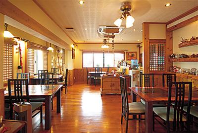 しっとりと落ち着いた空間の店内