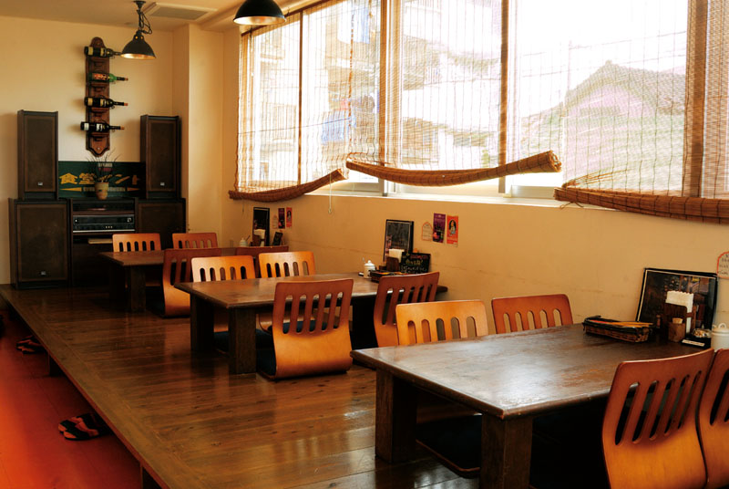 2階にはテーブル席のほか座敷席も備え、足を伸ばしてくつろげる 2階にはテーブル席のほか座敷席も備え、足を伸ばしてくつろげる