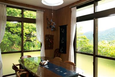 家庭的な店内は、店主が趣味でこしらえた手作りの小物が並ぶ
