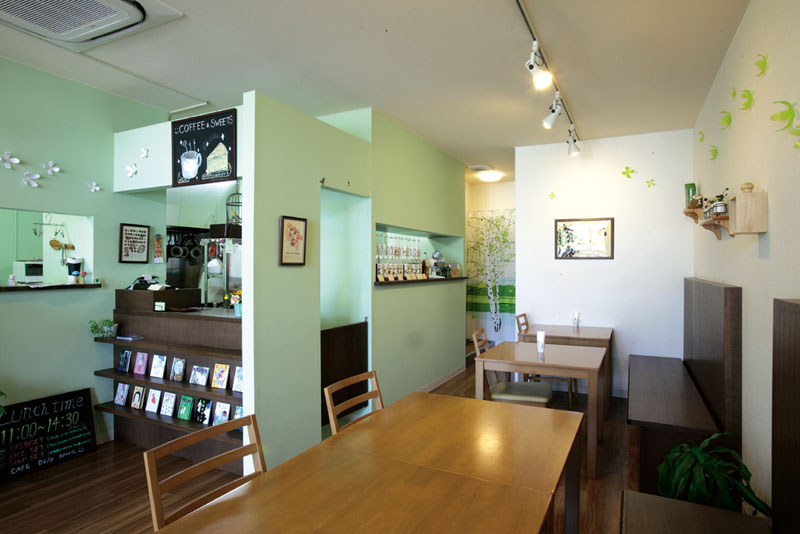 淡いグリーンを基調とした店内では、すがすがしい気持ちで食事を楽しめる。
本棚にはたくさんの絵本が並び、子どもも大喜び! 淡いグリーンを基調とした店内