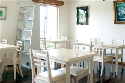 白い家具が鮮やかな店内。