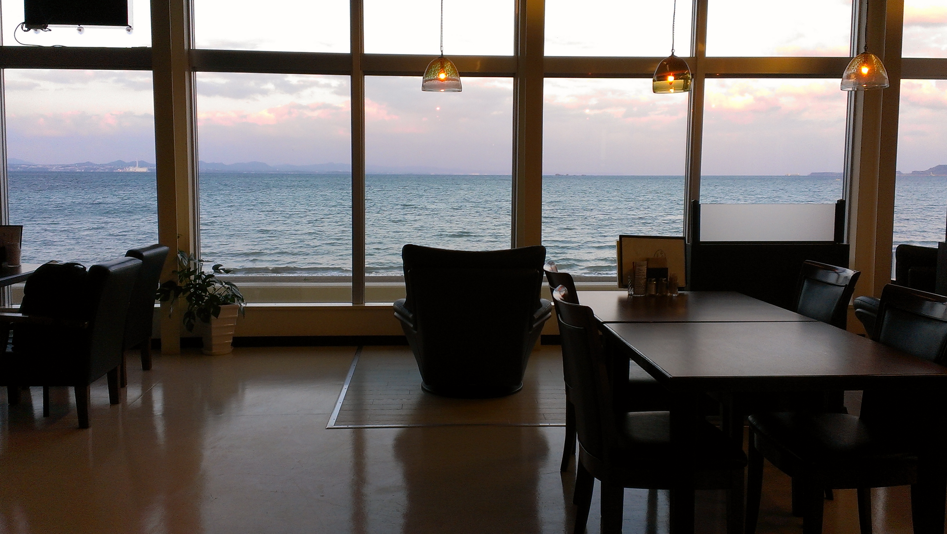 金武湾の絶景が広がる店内 金武湾の絶景が広がる店内