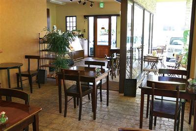 窓が大きくて明るい店内