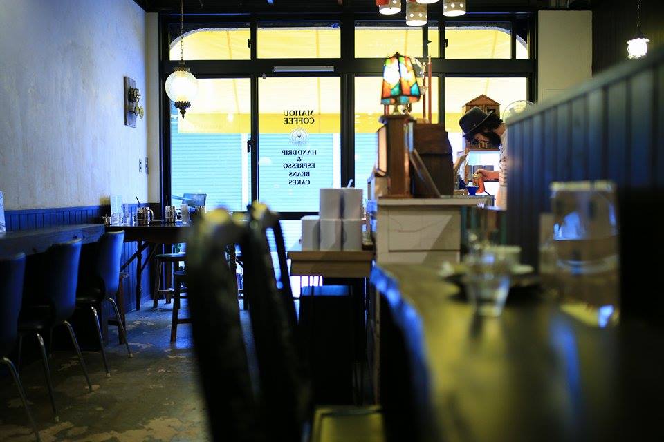 静かで落ち着いた店内でスペシャルティコーヒーを味わえる