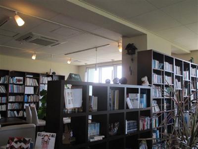 約3000冊の蔵書が並ぶ店内