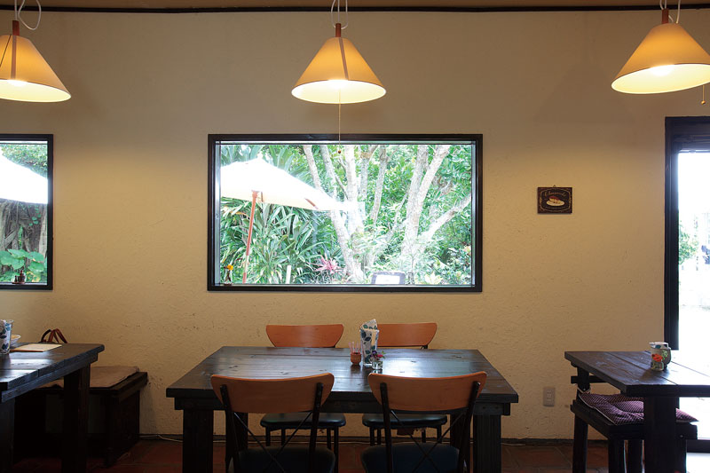 木目を基調とした温かな雰囲気の店内 木目を基調とした温かな雰囲気の店内