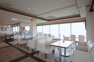 白を基調とした清潔感あふれる店内
