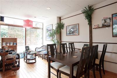 オレンジ色の建物が目を引くカフェ