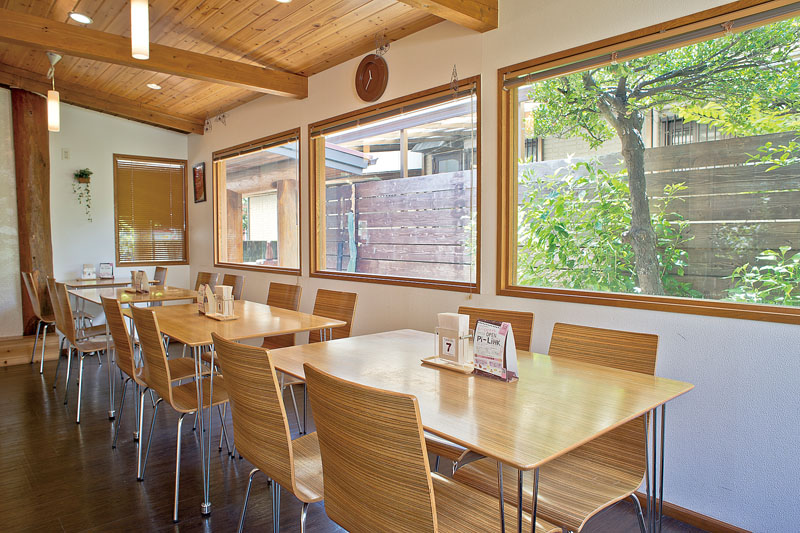 イートインペースを設けた広々した快適な店内 イートインペースを設けた広々した快適な店内