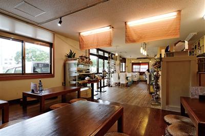昼も夜も人気のカフェ