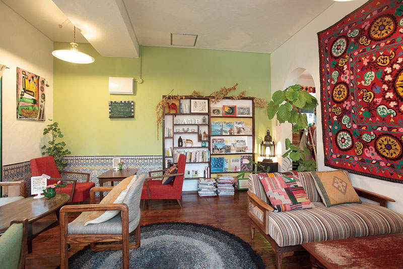 中近東の多彩な雑貨が所狭しと並ぶおしゃれカフェ 中近東の多彩な雑貨が所狭しと並ぶおしゃれカフェ