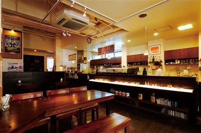 朝から夜まで楽しめるカフェ