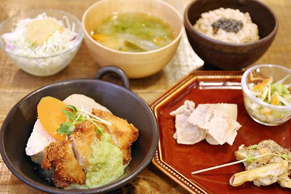 小さな看板が目印のヘルシーカフェ