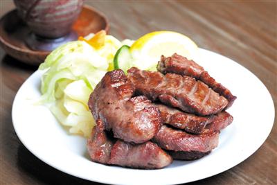 秋田の珍味や人気の牛タンが味わえる店