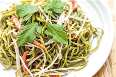 もぎ入り沖縄そば麺の「よもぎ焼きそば」