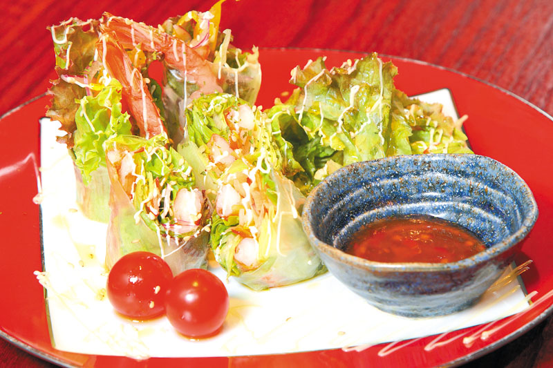 赤い野点傘が目印の和風ダイニング 赤い野点傘が目印の和風ダイニング