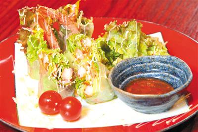赤い野点傘が目印の和風ダイニング
