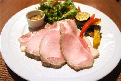 県産食材を使ったオリジナルメニューが楽しめる