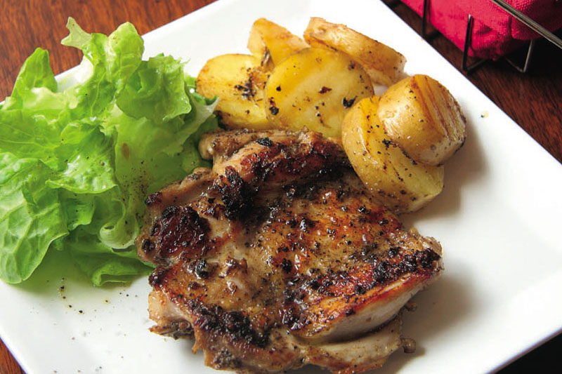 ジャークチキン1400円。一日かけてじっくり漬け込んだソースの香りに食欲UP ジャークチキン。一日かけてじっくり漬け込んだソースに食欲UP