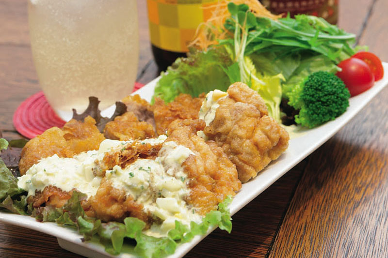 宮崎の名物料理、チキン南蛮800円。宮崎の果実を使った日向夏サワー650円 宮崎の名物料理、チキン南蛮。宮崎の果実を使った日向夏サワー